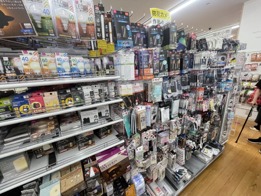 近くの店舗で確認した電池・スマホ用品売場