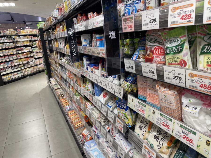 近くのスーパーで確認した調味料・常温食品売場