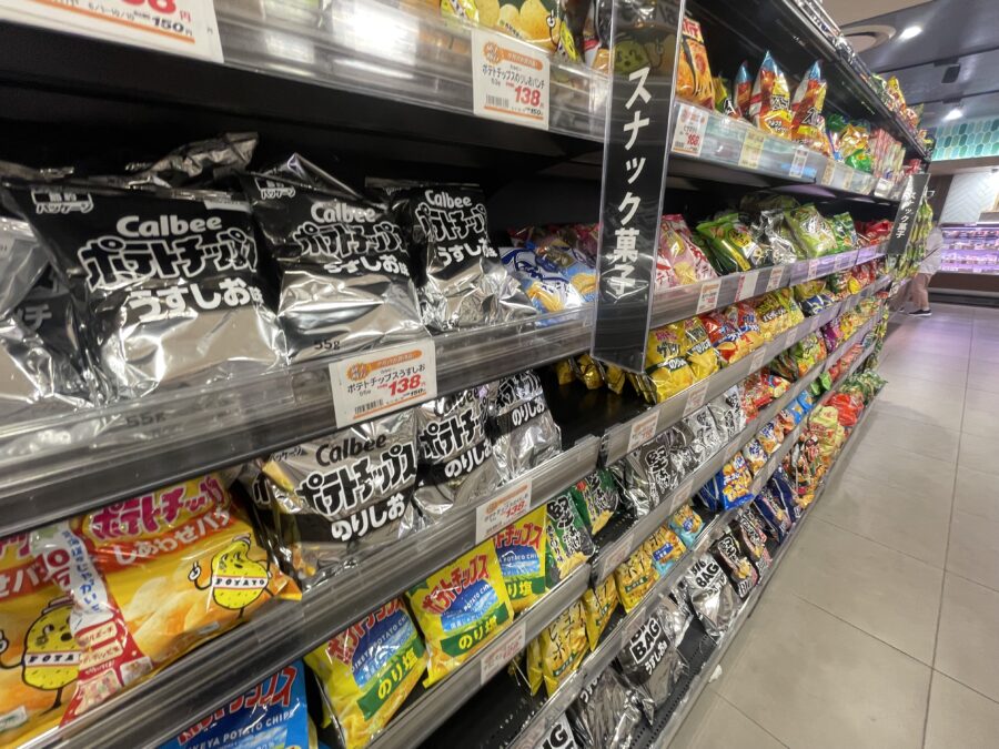 近くのスーパーで確認した菓子売場